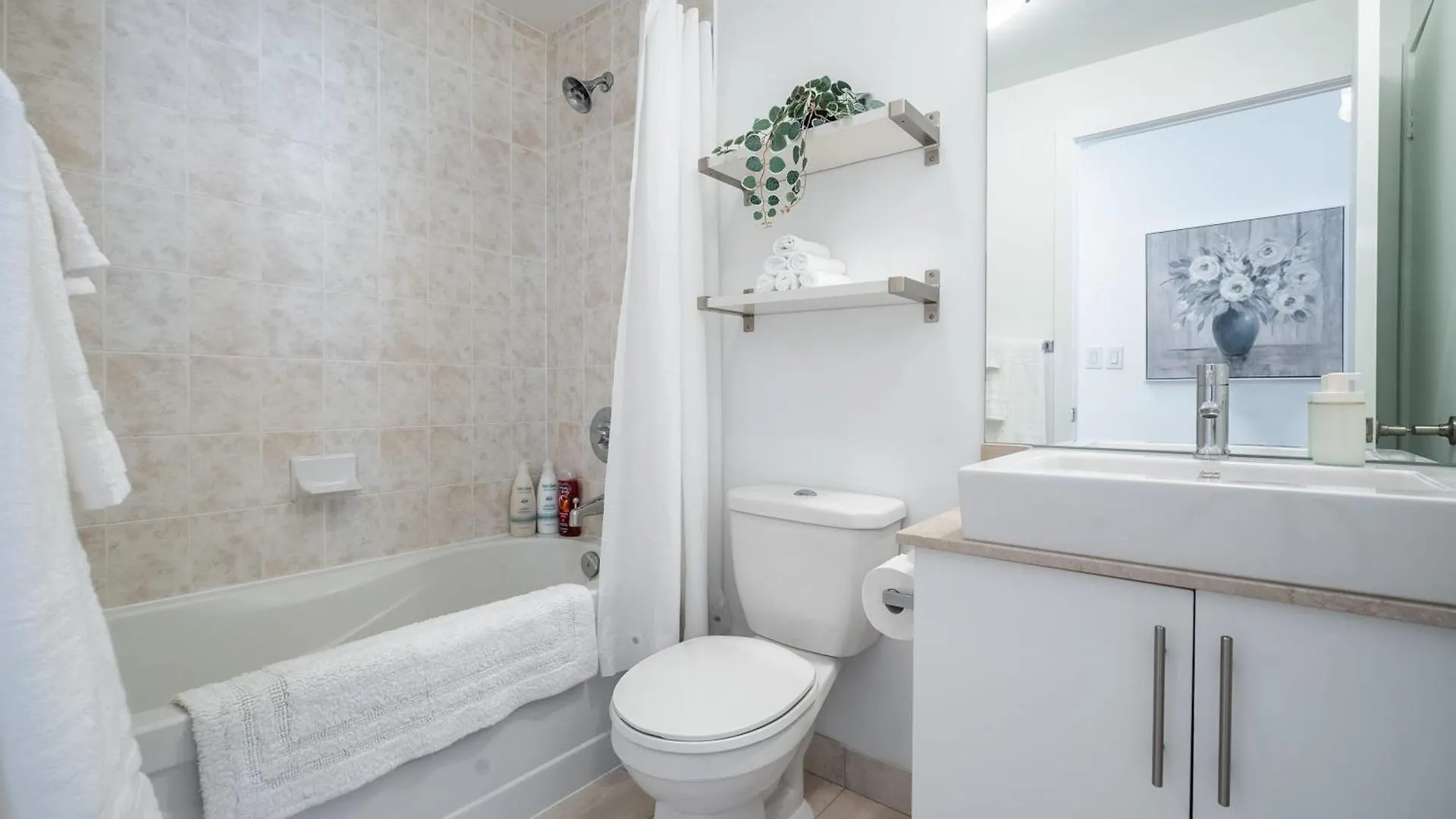 Luxury 1-Bedroom Condo In Dt Toronto 0*,